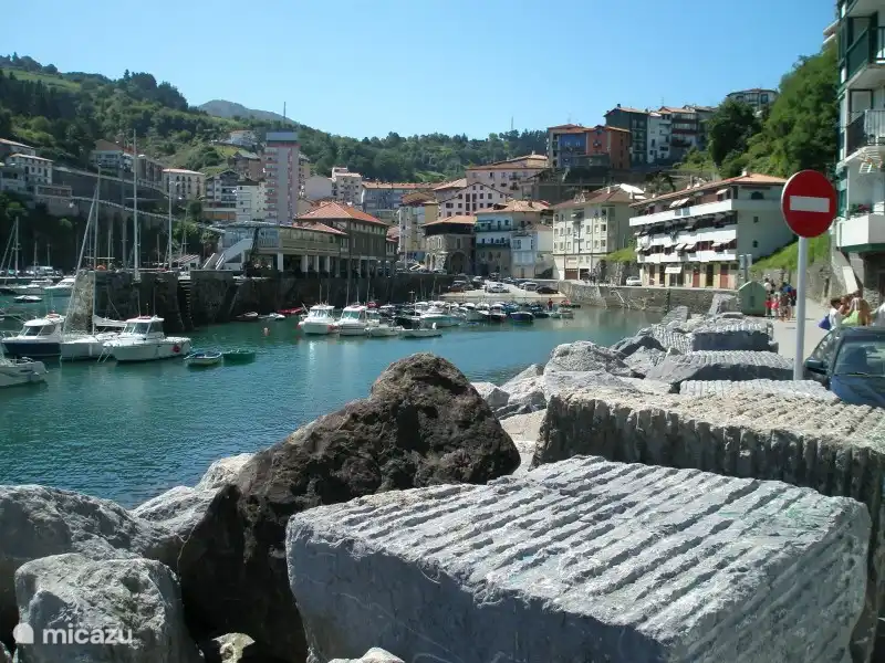 Plaatsje Lekeito in Noord-Spanje. U kunt u heerlijk vis eten aan het water.