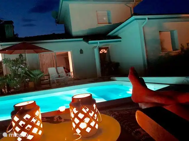 By night aan het zwembad