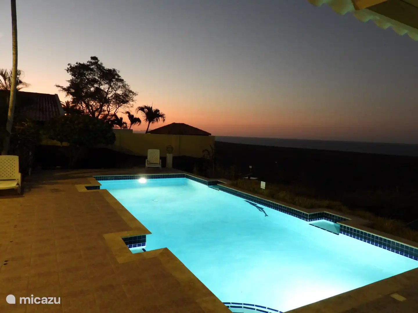 Piscina con vistas al mar despejadas