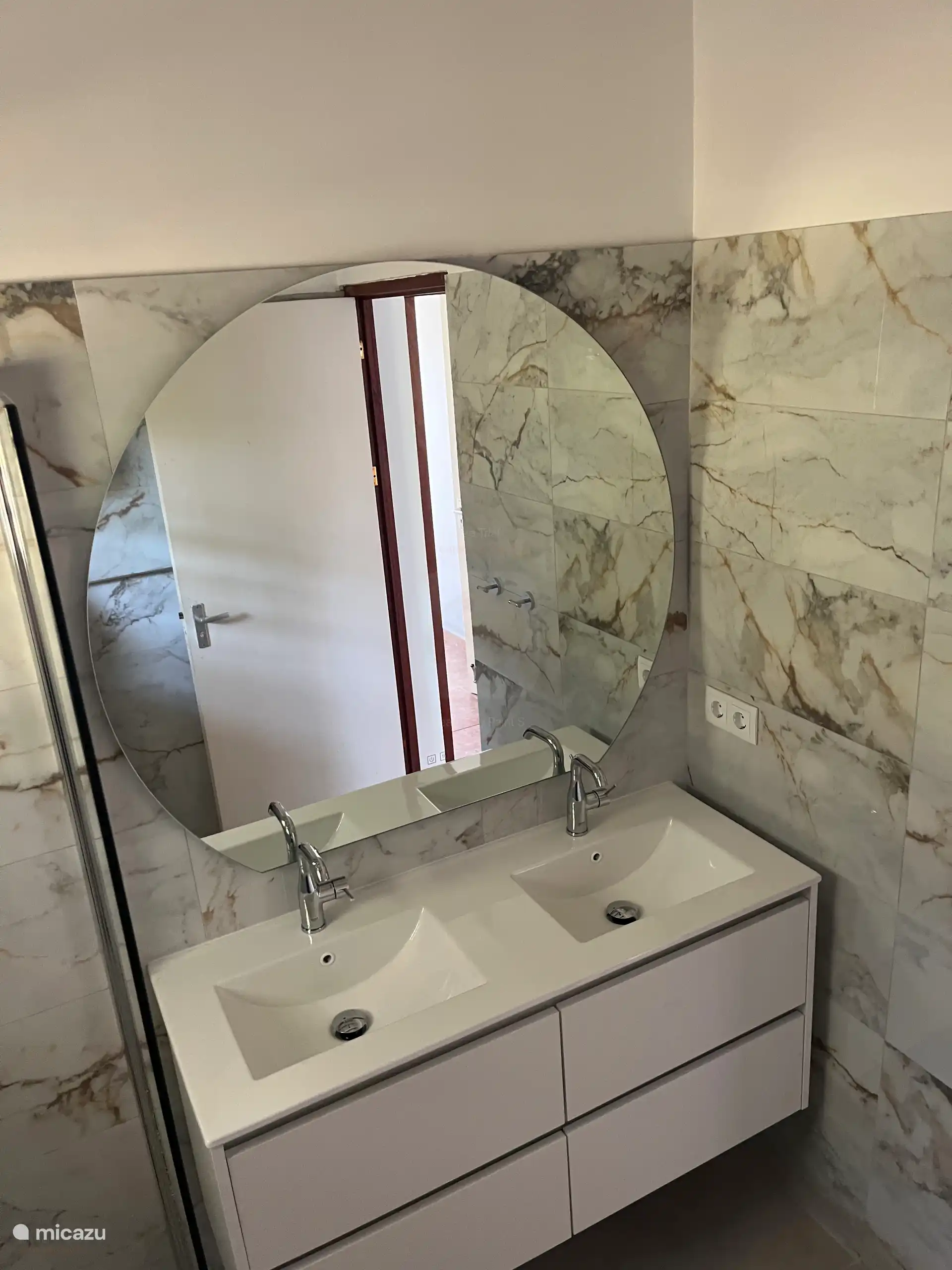 Baño 2 con espejo grande.