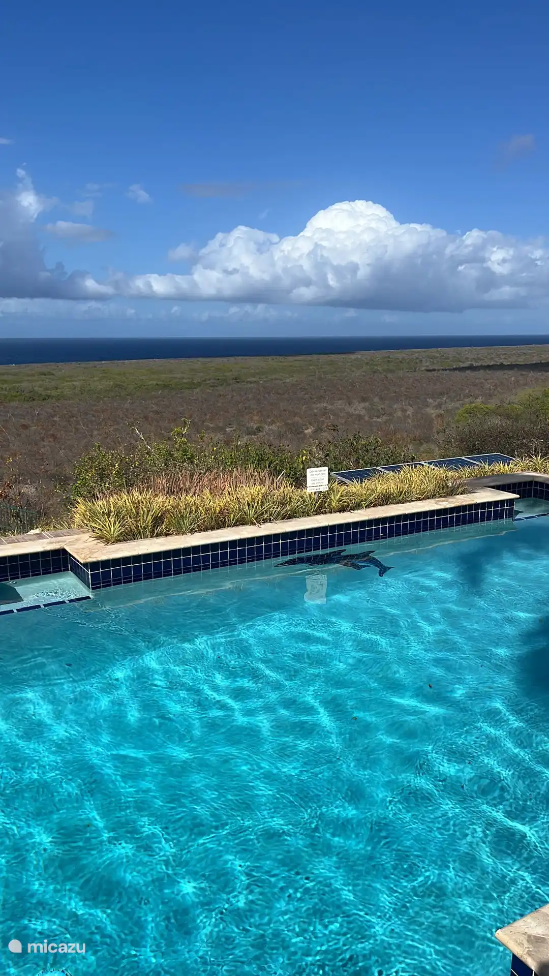 Piscina con vistas al mar.