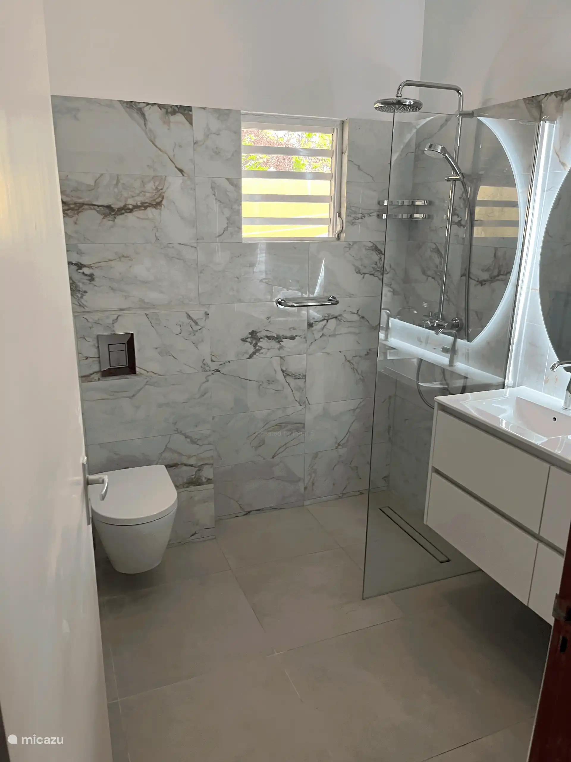 Baño 2 con ducha de lluvia y 2 lavabos.