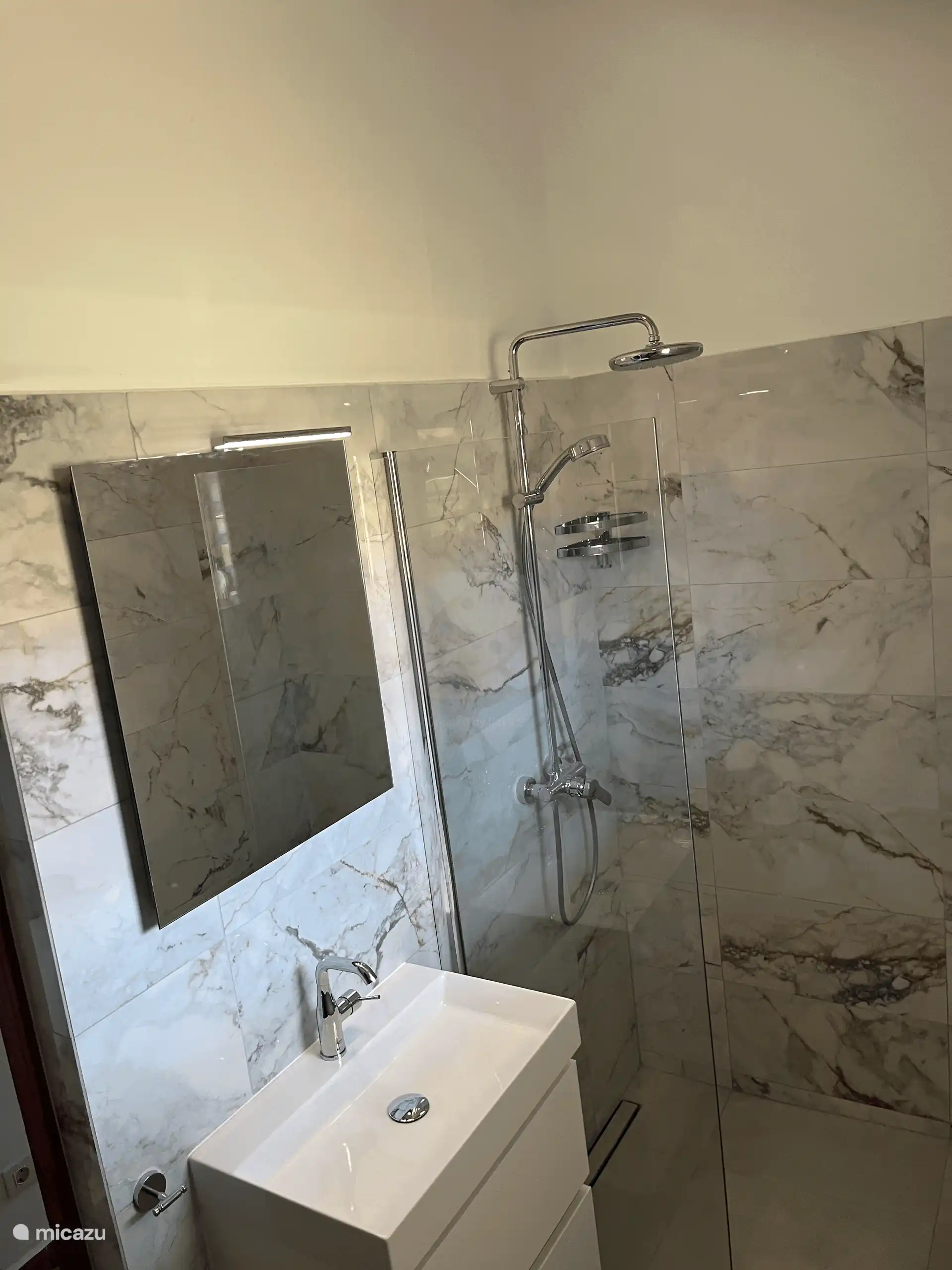 Baño 3 con lavabo y ducha de lluvia.