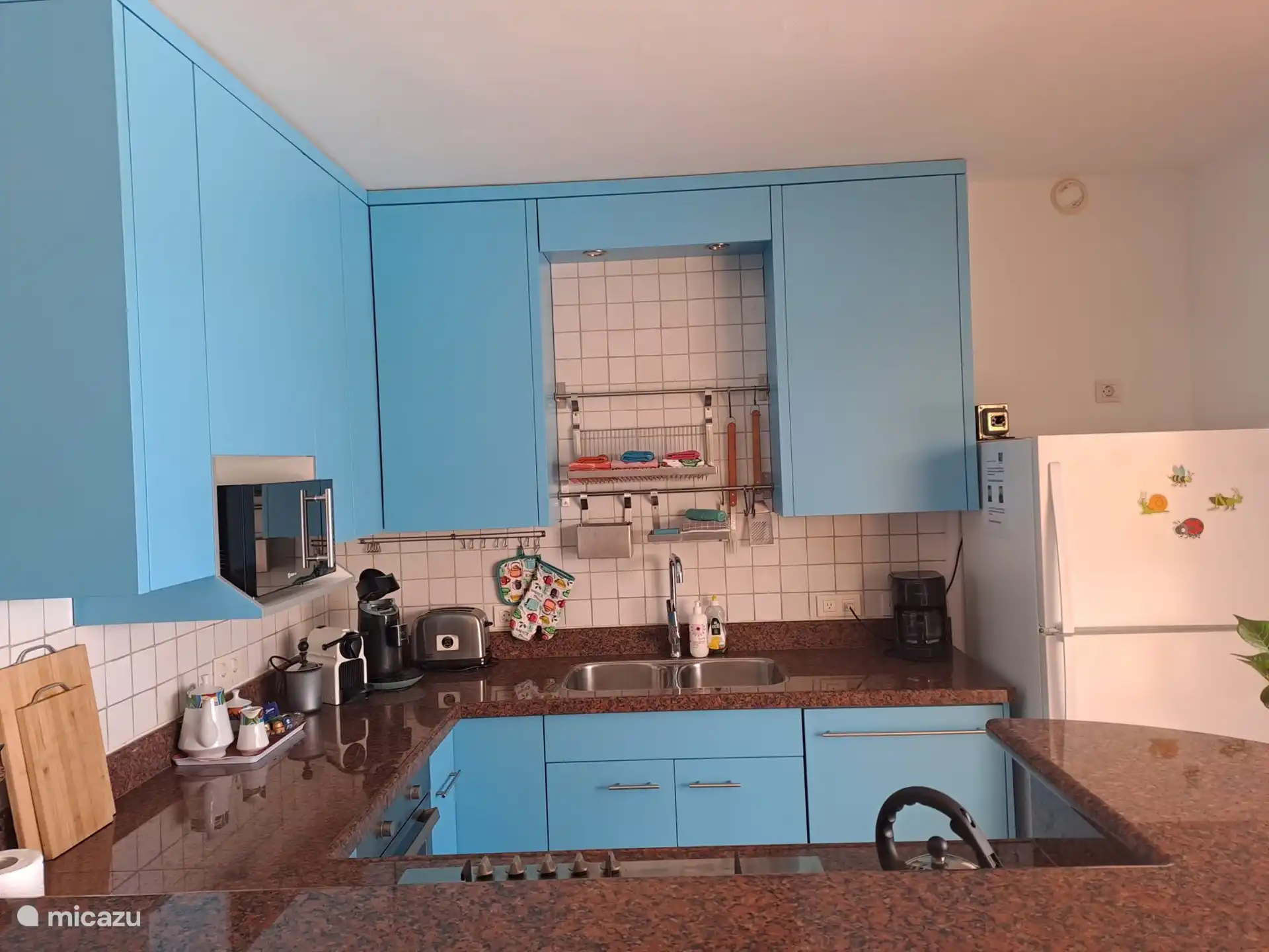 Küche mit Frühstücksbar.