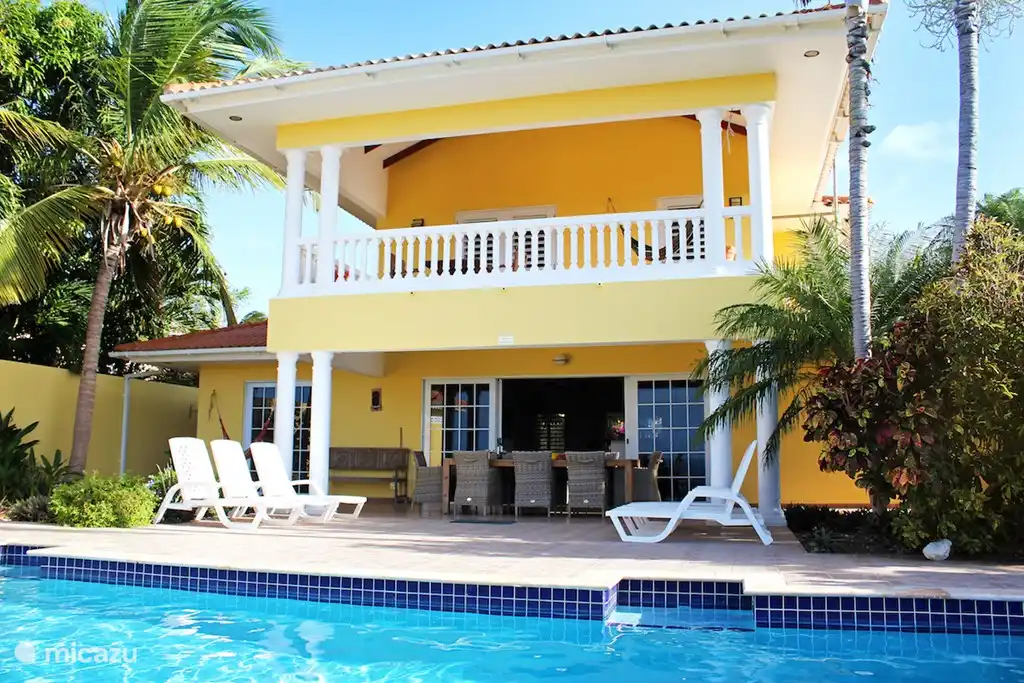 Zurück Villa mit großem Balkon im Obergeschoss und Sonne und Schatten Terrasse am Pool