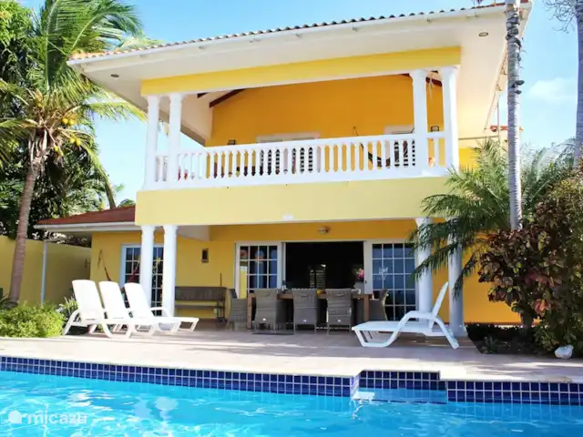 Kas na Nort | Curaçao, Curaçao-Centre, Sunset Heights - villa Villa arrière avec grand balcon au-dessus et terrasse ensoleillée et ombragée au bord de la piscine