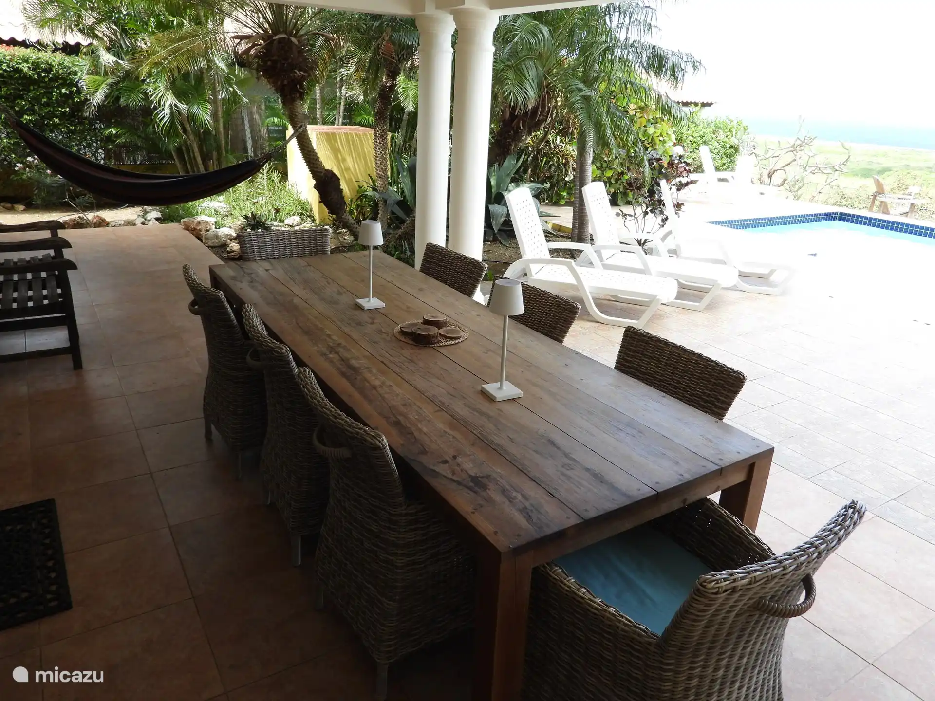 Terrasse und Swimmingpool