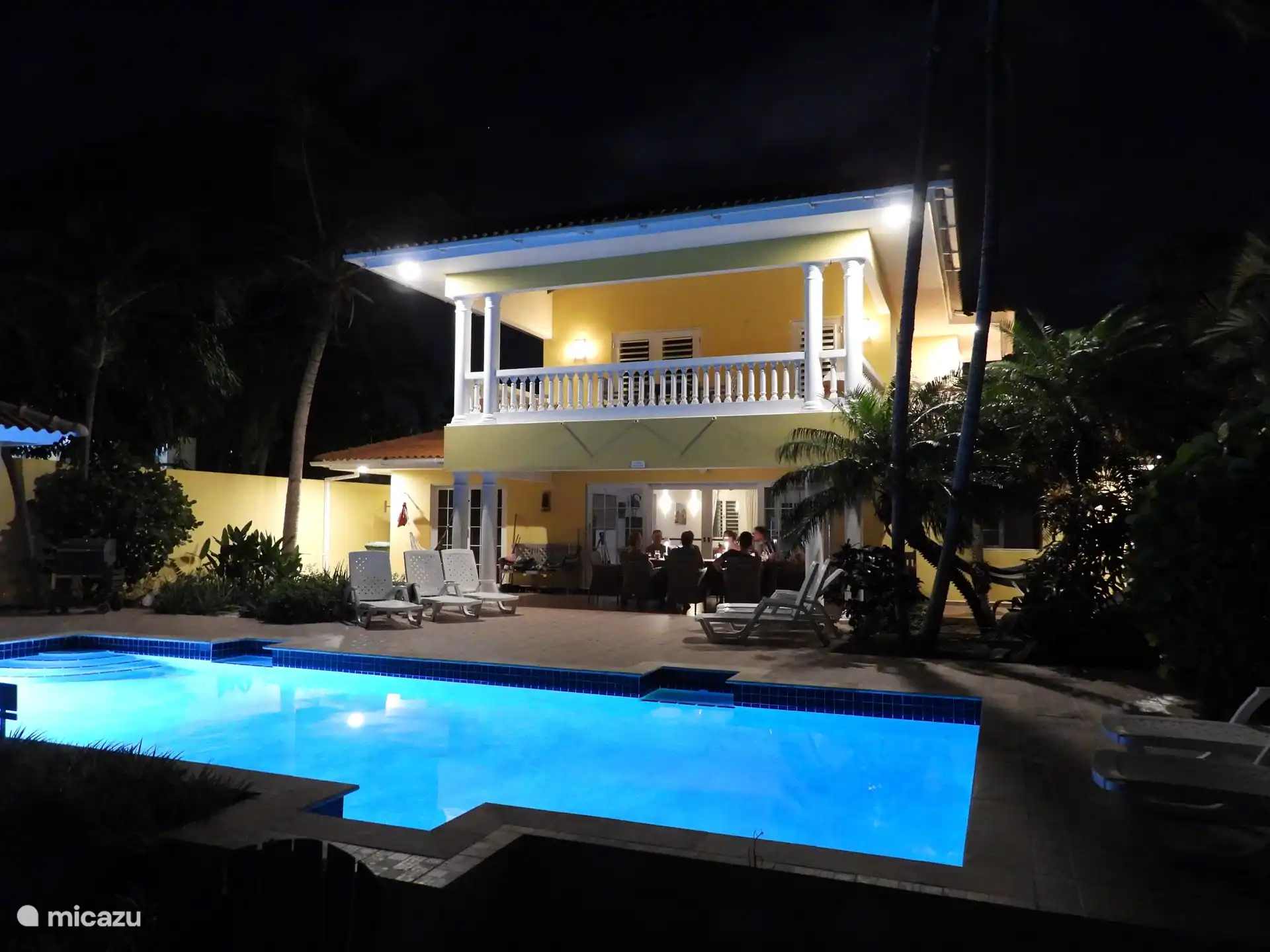 Rückseite mit beleuchtetem Pool.