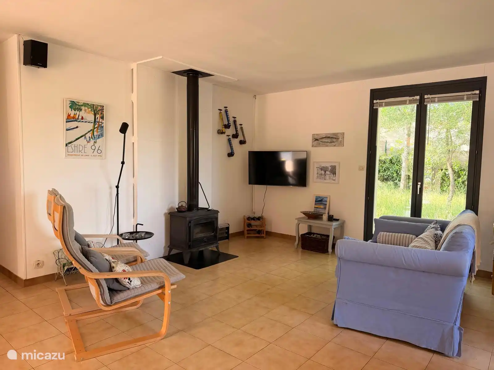 Lounge met tv (Nederlandse zenders beschikbaar) en kacheltje.