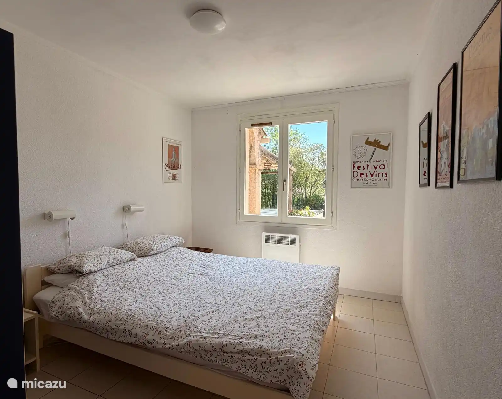 Gastenslaapkamer met tweepersoonsbed en kleerkast.