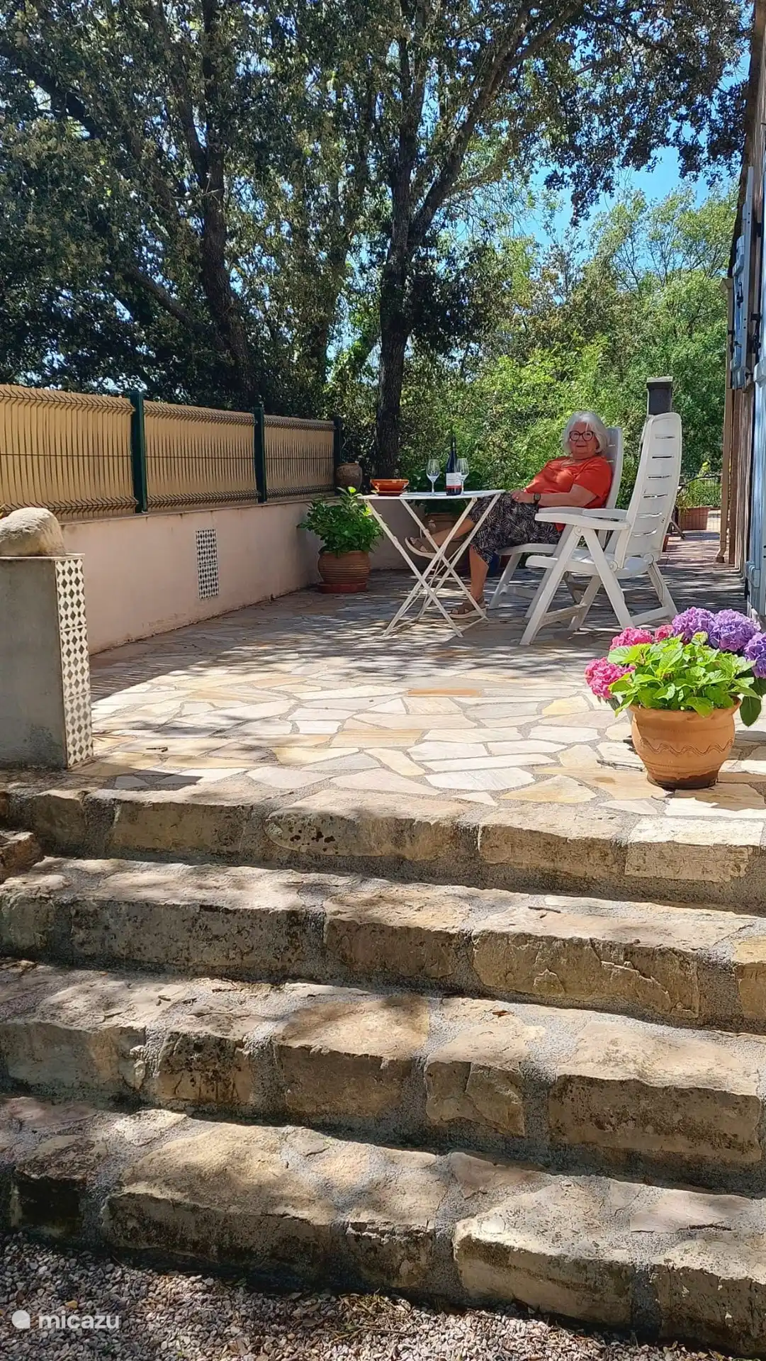 Seitenterrasse, hier lässt es sich wunderbar frühstücken.