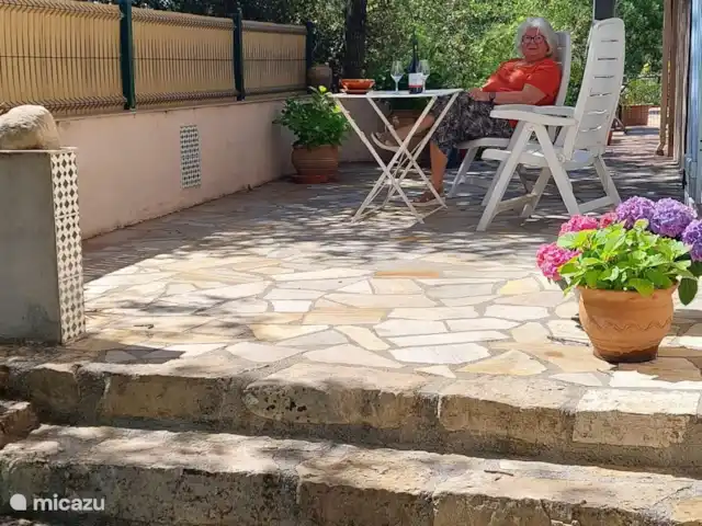 Casa Frangoille en Francia, Hérault, La Tour-sur-Orb - casa vacacional Terraza lateral, maravilloso desayunar aquí.