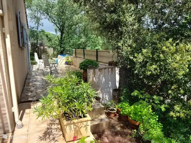 Casa Frangoille en Francia, Hérault, La Tour-sur-Orb - casa vacacional Terraza lateral derecha