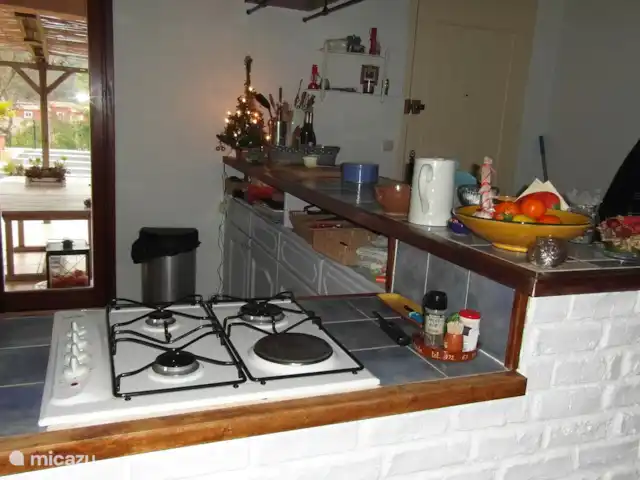 Casa Frangoille en Francia, Hérault, La Tour-sur-Orb - casa vacacional Cocina con estufa a gas y 1 placa eléctrica.