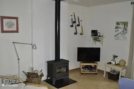 TV mit Soundanlage und Holzofen.