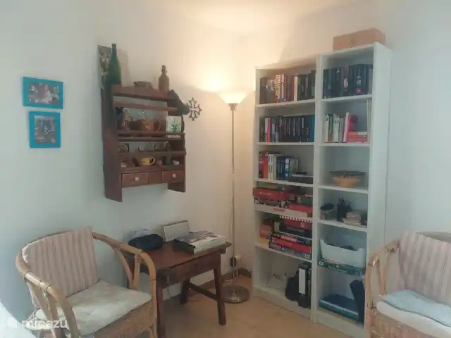 Casa Frangoille en Francia, Hérault, La Tour-sur-Orb - casa vacacional Esquina en la habitación con estantería.