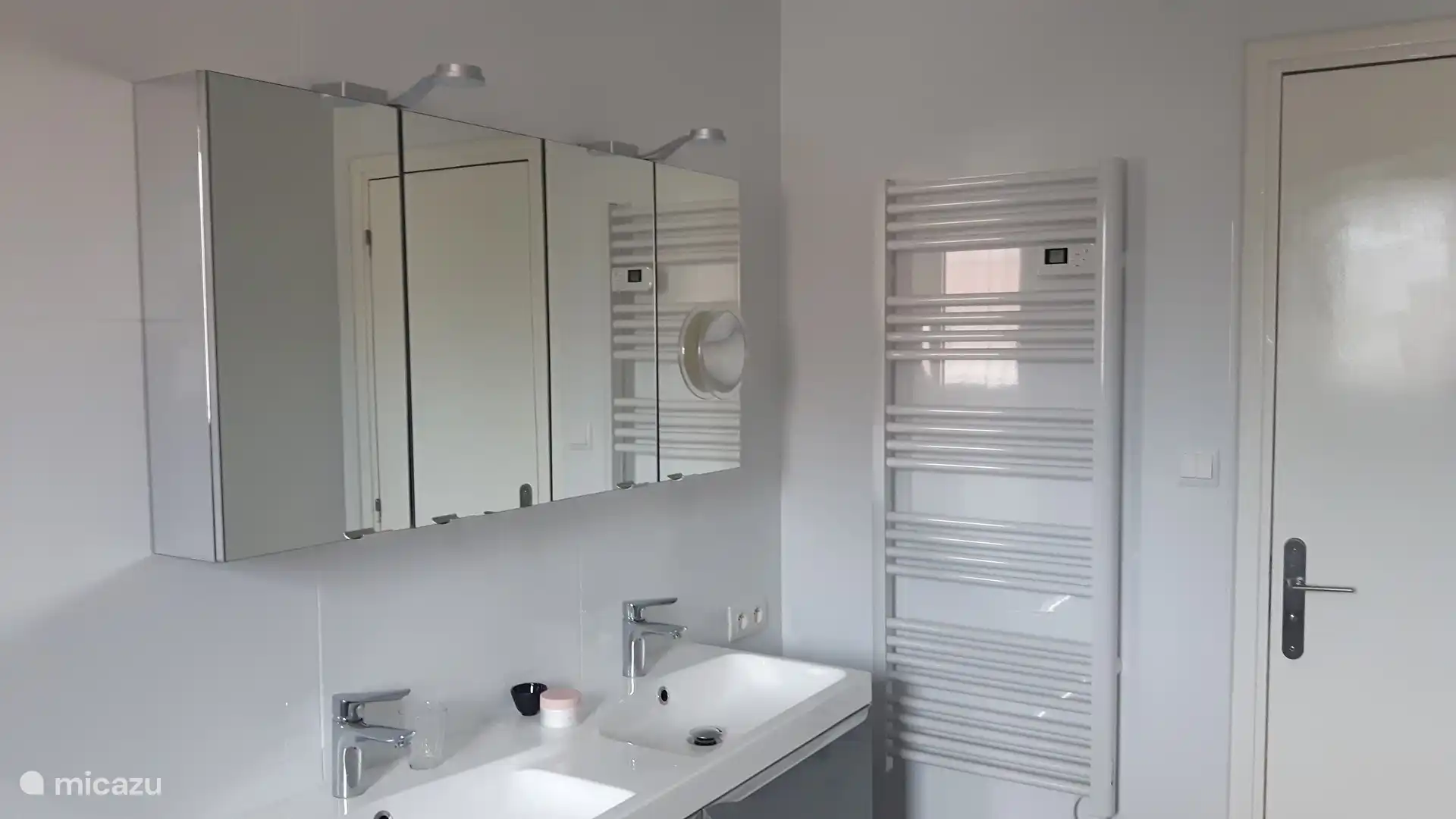 Badezimmer mit Spiegel