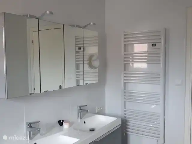 Casa Frangoille en Francia, Hérault, La Tour-sur-Orb - casa vacacional Baño con espejo