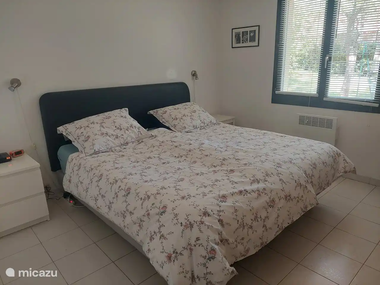 Schlafzimmer mit Doppelbett