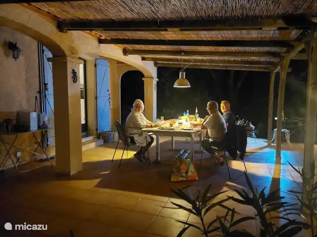 Casa Frangoille en Francia, Hérault, La Tour-sur-Orb - casa vacacional Terraza por la tarde