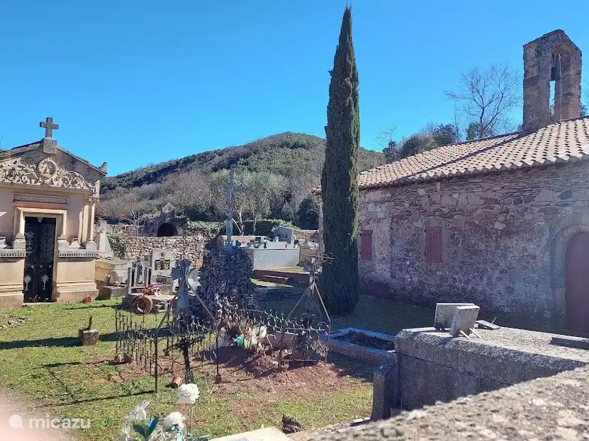 Alter Friedhof und Kirche im Tal des Flusses L`Orb. Bequem zu Fuß von unserem Haus aus.