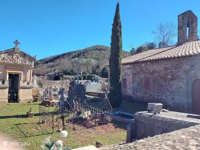 Casa Frangoille en Francia, Hérault, La Tour-sur-Orb - casa vacacional Antiguo cementerio e iglesia en el valle del río L'Orb. Caminata fácil desde nuestra casa.