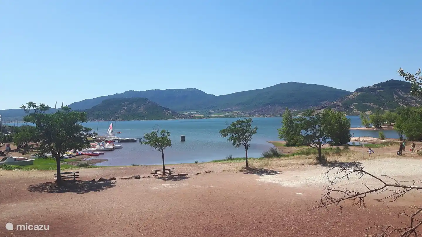 Der Strand von Lac Salagou