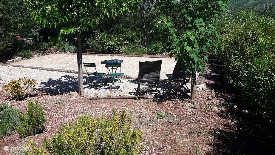 Sitz am Jeu de Boulle-Platz