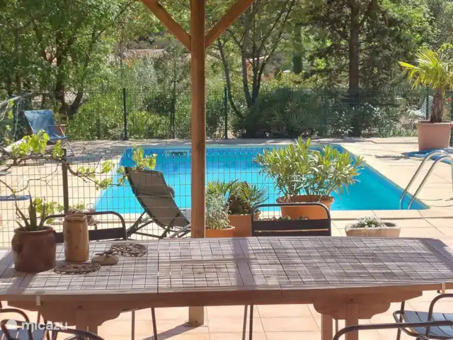 Casa Frangoille en Francia, Hérault, La Tour-sur-Orb - casa vacacional Vista desde la terraza de la piscina.