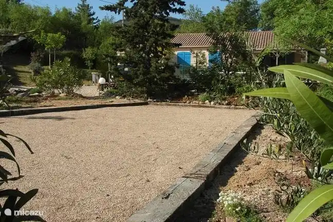 Boulle Kegelbahn im Hintergrund Haus und Pool.