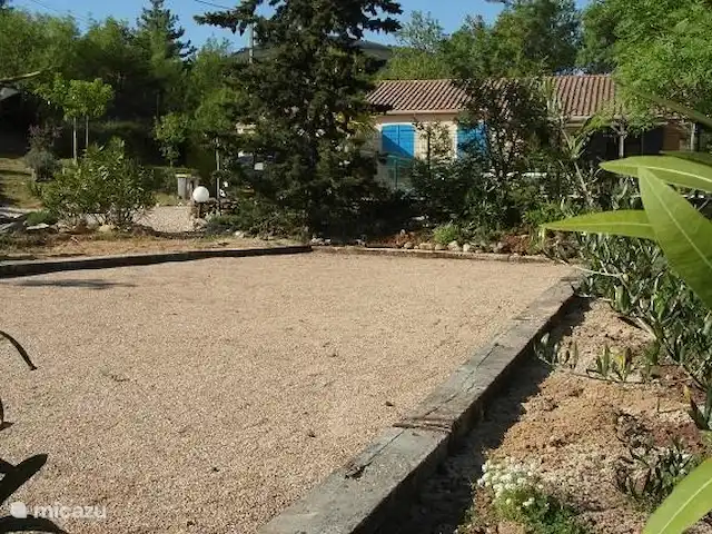 Casa Frangoille en Francia, Hérault, La Tour-sur-Orb - casa vacacional Patio de Jeu de Boulle con casa y piscina al fondo.