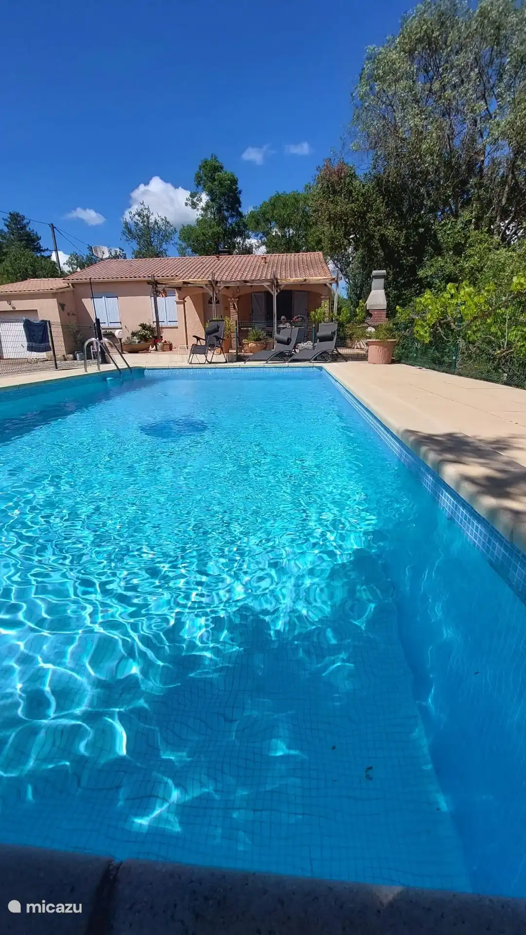 Schwimmbad mit Haus im Hintergrund