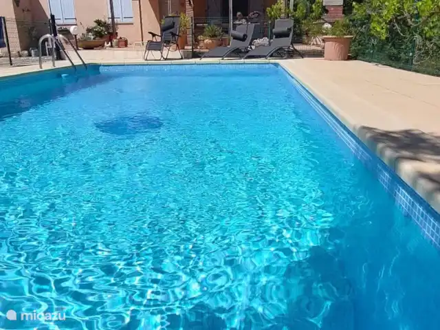 Casa Frangoille en Francia, Hérault, La Tour-sur-Orb - casa vacacional Piscina con casa al fondo