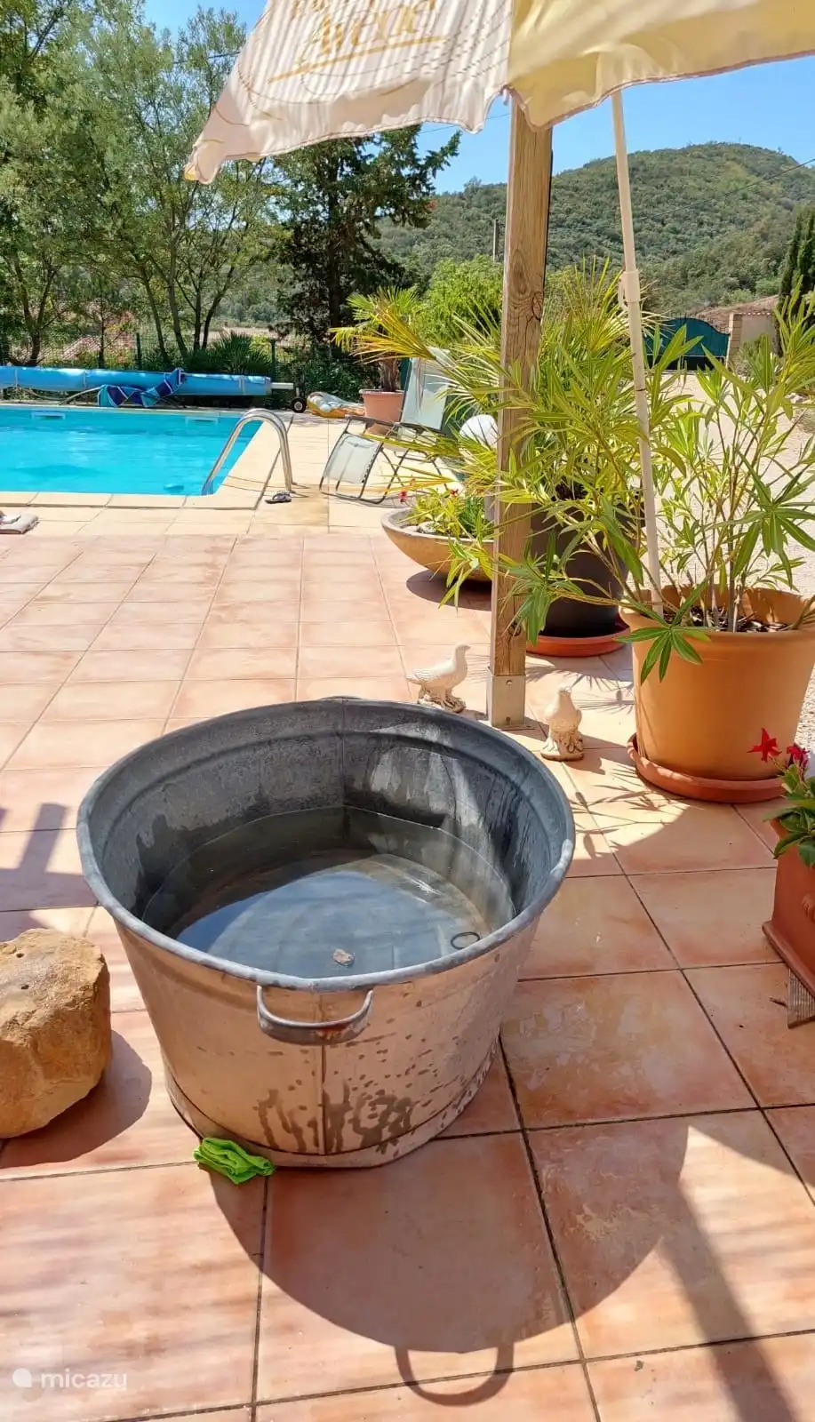 Heiße Tage in der Wanne, ein Fußbad.