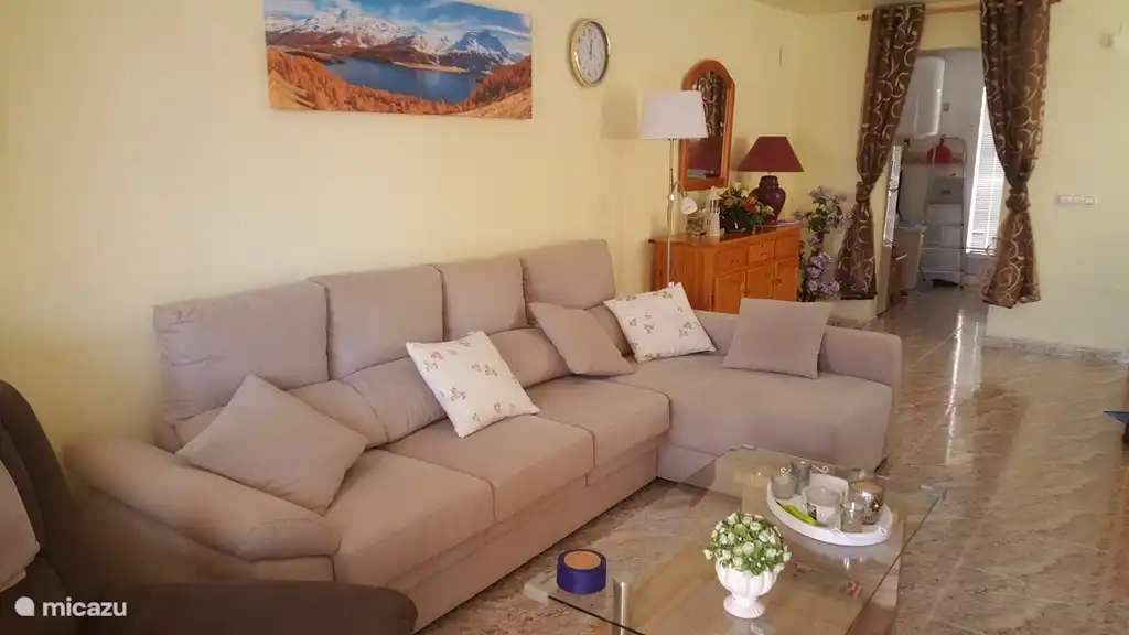 Wohnzimmer von der Haustür aus gesehen