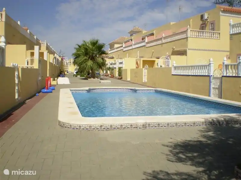 Pool auf der Rückseite der Villa