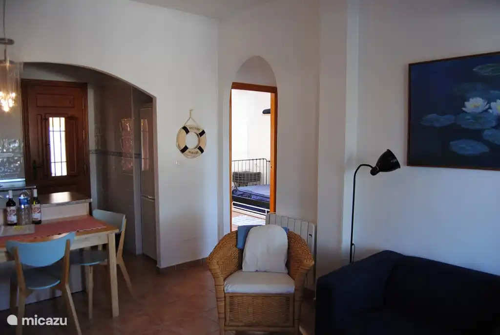 Geräumiges Wohnzimmer mit offener Küche. Alles griffbereit und komplett möbliert.