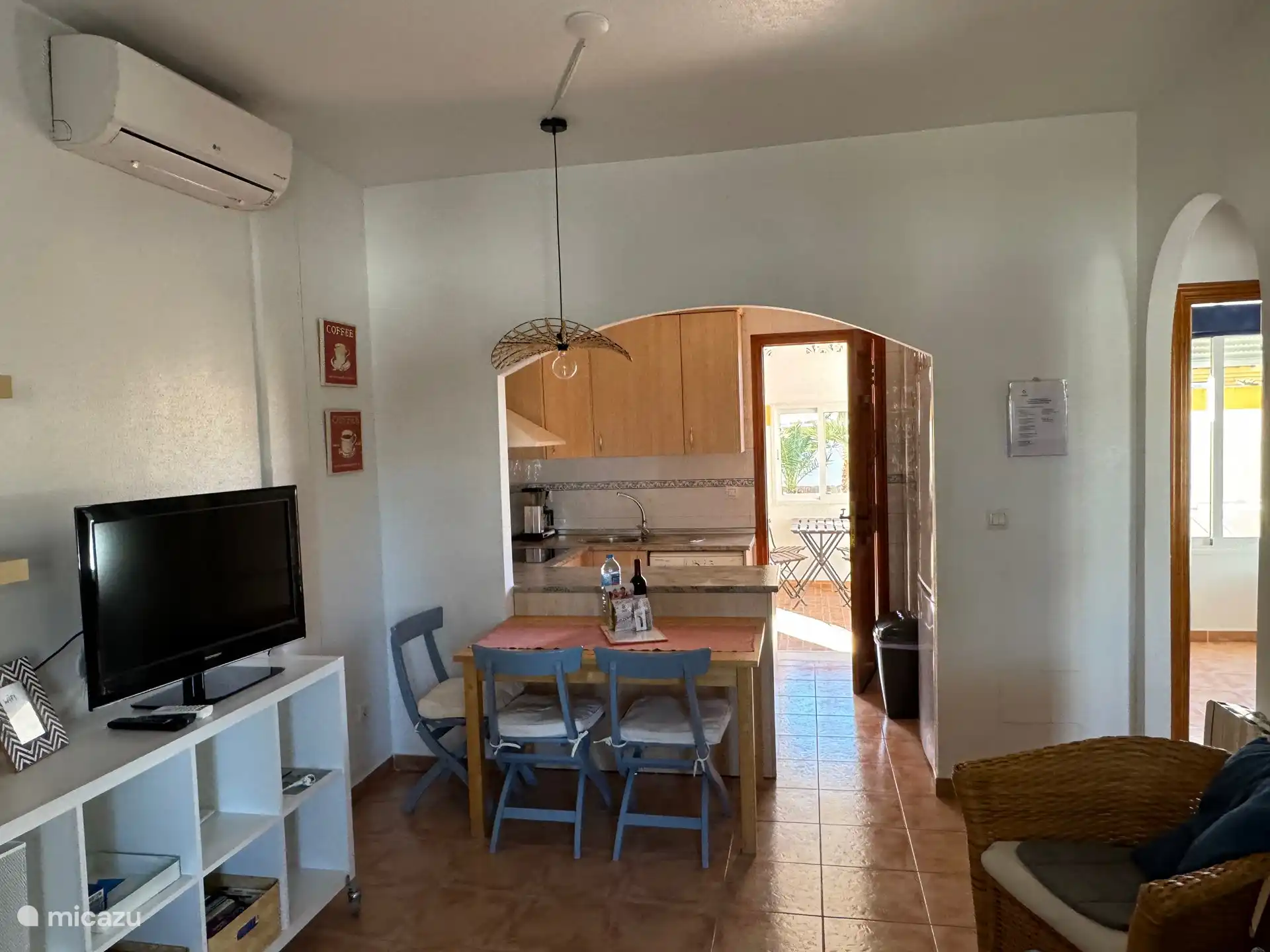 Radio, Smart-TV über Schüssel und Chromguss; alle Kanäle. Auch Niederländisch. Sehr starkes kostenloses WLAN im und um das Haus.