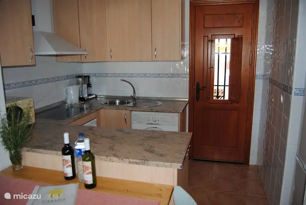 Die Casa Montana Küche ist komplett ausgestattet. Alles ist da. Big starke Kühlschrank mit Gefrierfach für den heißen Sommer.