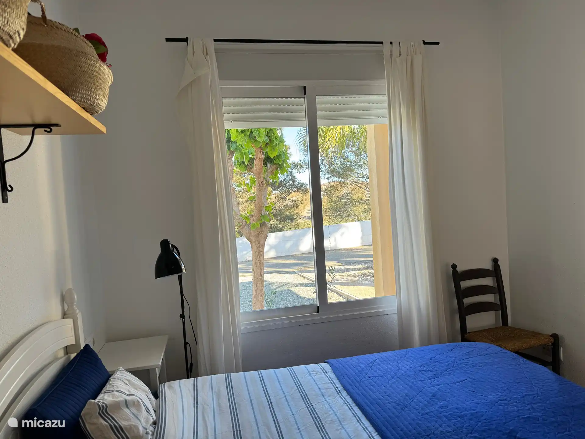 Das Schlafzimmer der Casa Montana hat einen schönen Blick auf den Olivenhain gegen die Berge.