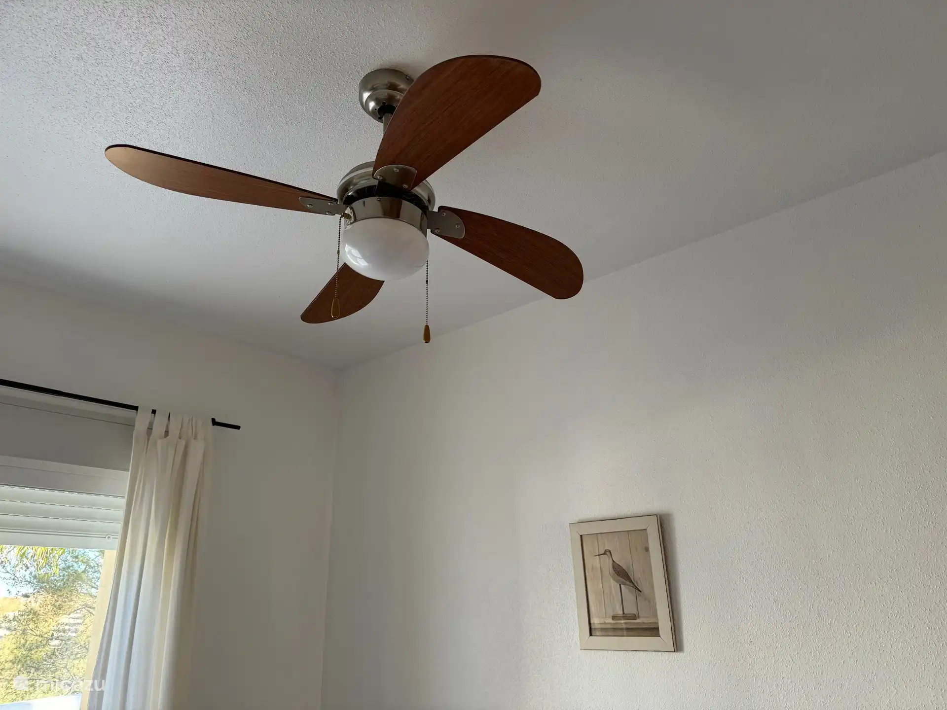 Deckenventilatoren in beiden Schlafzimmern. Geräumige Schränke und hochwertige Betten. Decken, Bettwäsche und Kissen gut Lager.