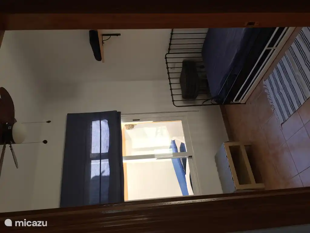 2. Schlafzimmer mit 2 Ein-Personen-Betten. Auch Kinderbett und Hochstuhl vorhanden.