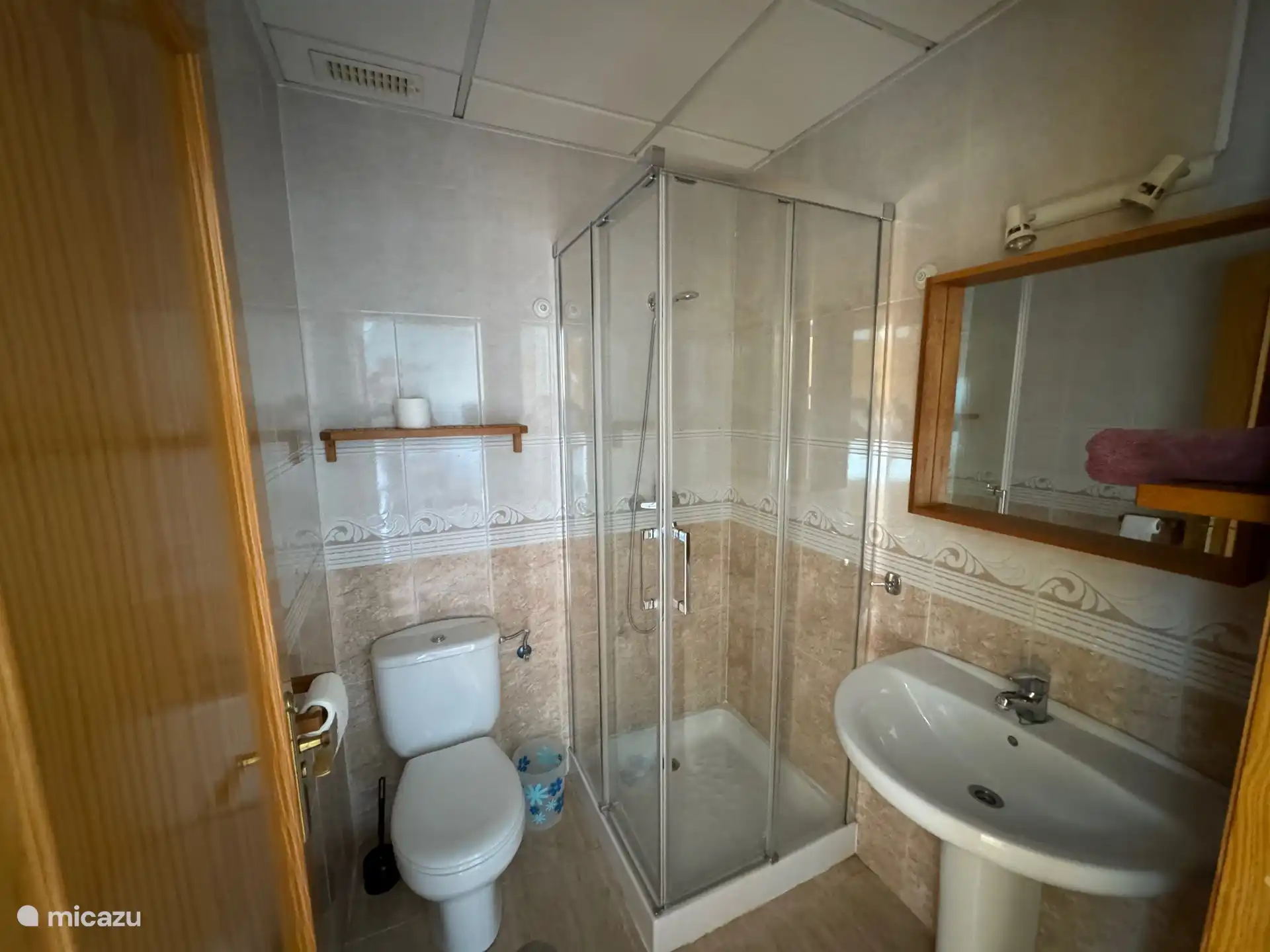 Das Badezimmer ist komplett ausgestattet mit allem Komfort für Sie. Sehr sauber !!