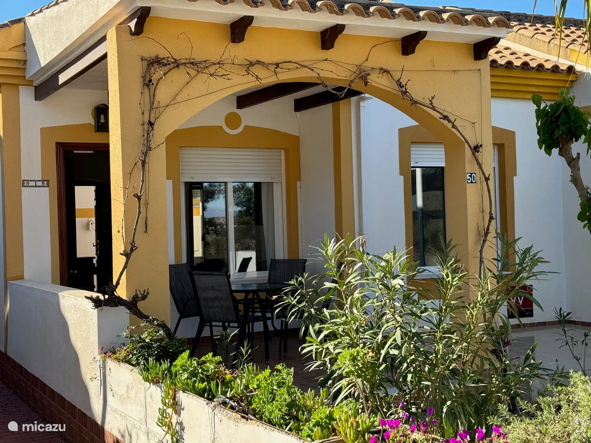 Alle Fenster haben Fensterläden. Starke Klimaanlage. Hervorragende Heizung für die vielen Wintergäste, die Casa Montana gerne nutzen.