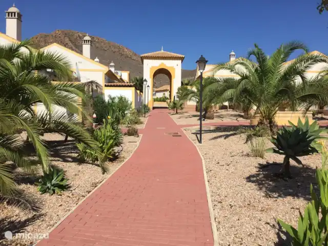 Casa Montana - Dicht bij de kust huren in Spanje, Costa Cálida, Mazarrón - bungalow Tuinen bij Casa Montana. Slechts een paar minuten lopen en u bent bij het restaurant, de tennisbanen en het openbare zwembad.