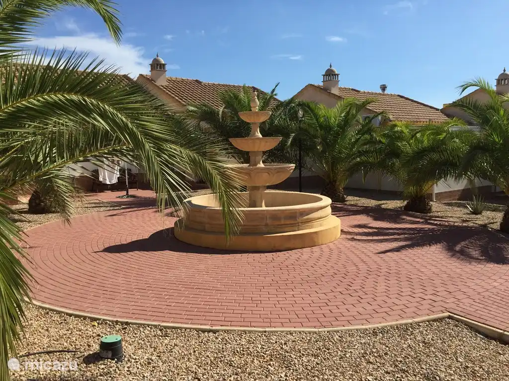 Schöne Brunnen hinter Casa Montana in den schönen mediterranen Gärten.