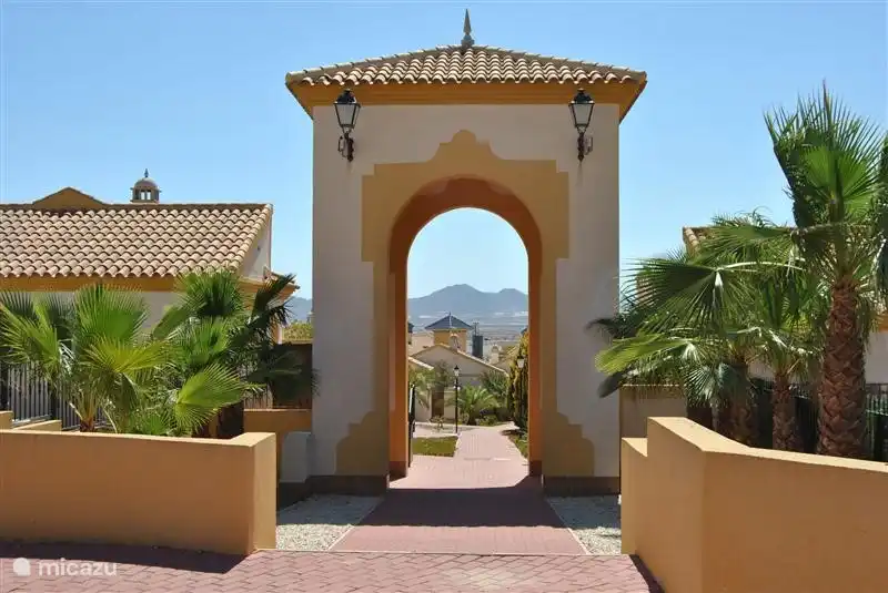 Der Zugang zu dem Hof, dass der Bau Casa Montana liegt.
Typische Spanisch. !