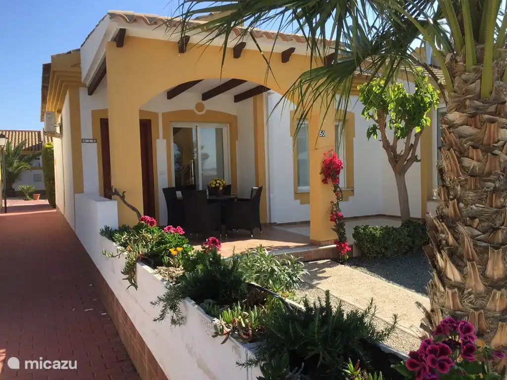 Die Vorderansicht von Casa Montana im Winter. Ein Teil der Terrasse ist überdacht, um in der warmen Jahreszeit Schutz vor der Sonne zu bieten. Eine Sonnenterrasse ist natürlich auch vorhanden.