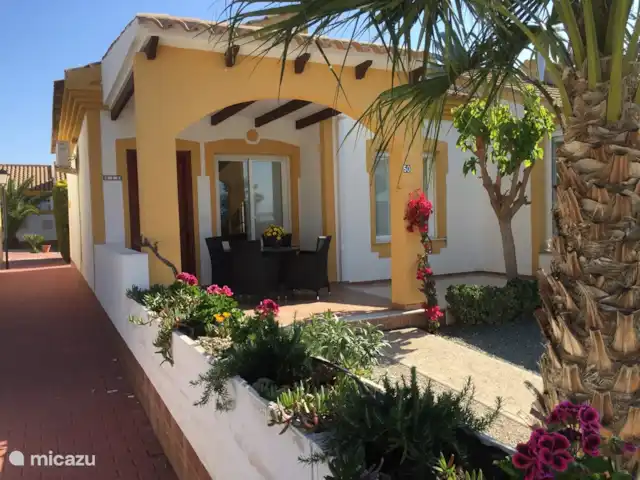 Casa Montana - Dicht bij de kust huren in Spanje, Costa Cálida, Mazarrón - bungalow Het vooraanzicht van Casa Montana in de winter.
Een gedeelte van het terras is overdekt om ook in de warme periodes beschutting tegen de zon te hebben. Ook een zonneterras is uiteraard aanwezig.