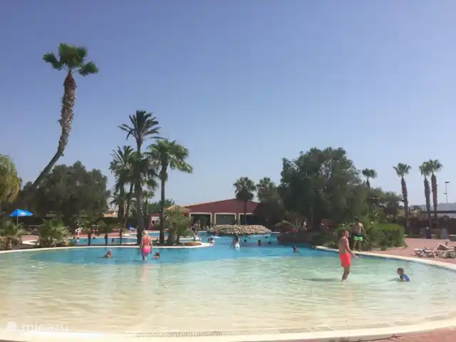 Casa Montana - Dicht bij de kust huren in Spanje, Costa Cálida, Mazarrón - bungalow Het zwembad met ruime terrassen en ook schaduwplekken is een prachtige plek wanneer u eens een dag niet op pad wenst te gaan en lekker op de Country Club wilt blijven. Aan het eind van de dag kunt u in het restaurant genieten van een heerlijke Spaanse maaltijd of een terrasje pakken.